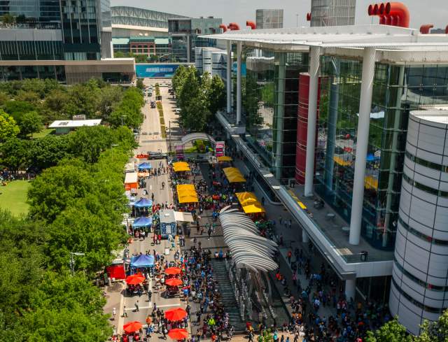 Party on the Plaza: EZ Band!