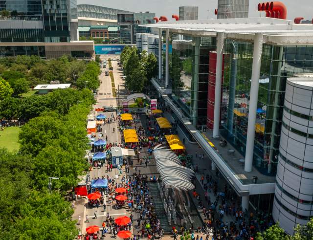 Party on the Plaza: EZ Band!