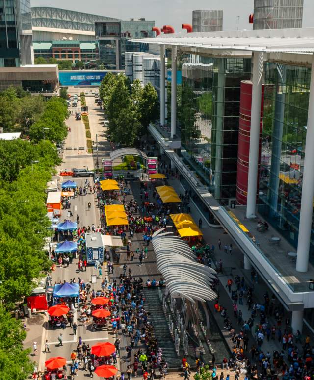 Party on the Plaza: EZ Band!